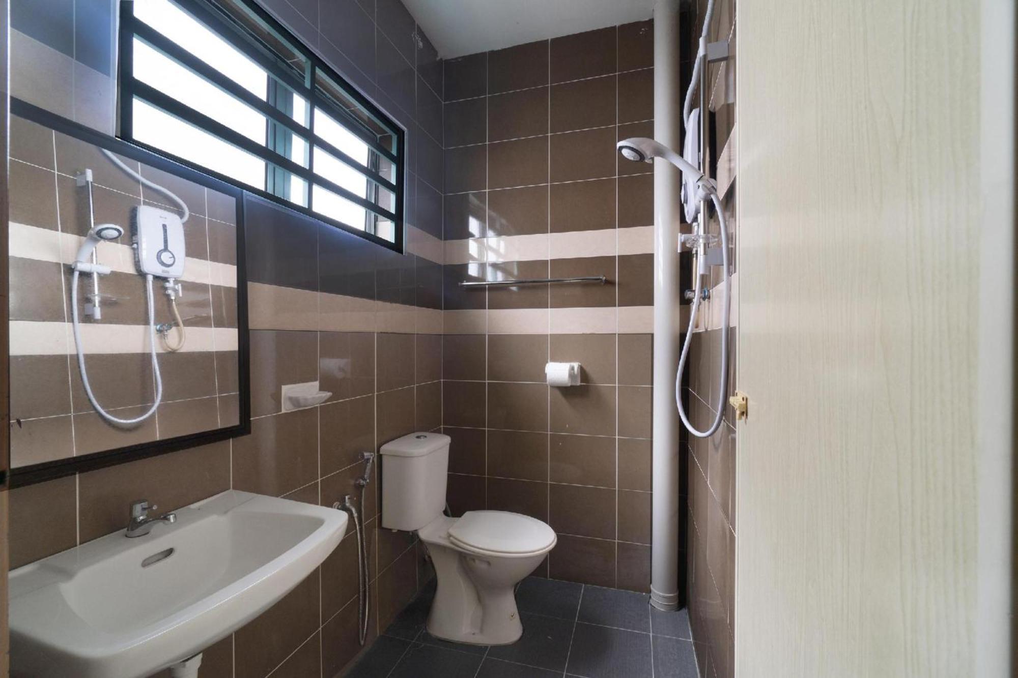 Oyo 91089 Motel Fasa 2B Сері-Манджунґ Екстер'єр фото